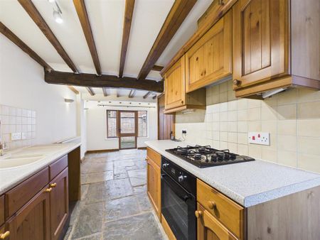 1 bedroom mews to rent - Photo 2