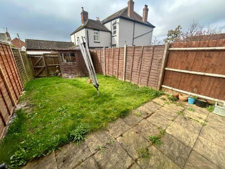 2 bedroom terraced house to rent - Photo 2