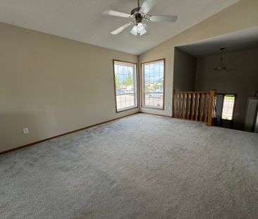 Spacious 3-Bed, 1-Bath Main with Fenced Yard! - Photo 6