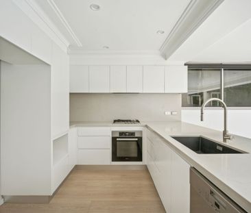 Beautifully Presented and Light Filled Garden Apartment - Photo 5