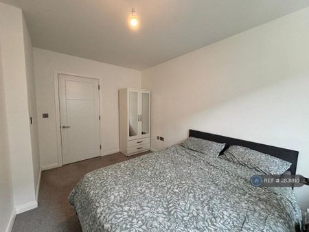 1 bedroom in a flat share to rent - Photo 2