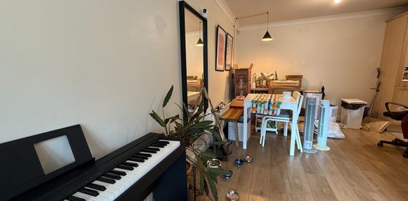 2 Bed Flat, Warwick Court, SW19 - Photo 2