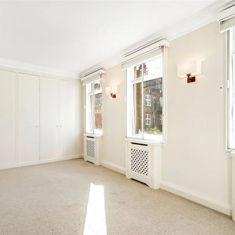 4 bedroom flat in Carpenter Street - Photo 1