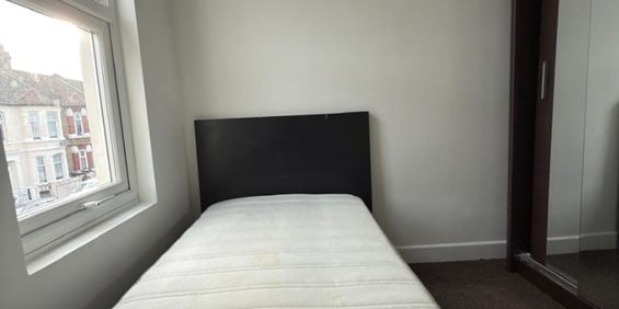 Room in a Shared House, Glenny Road, IG11 - Photo 3