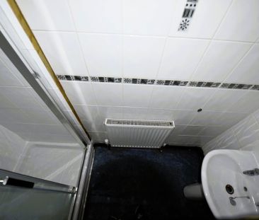 4 bedroom Flat in Flat B, Leeds - Photo 2