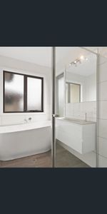 SPACIOUS MODERN TOWNHOUSE - Photo 3