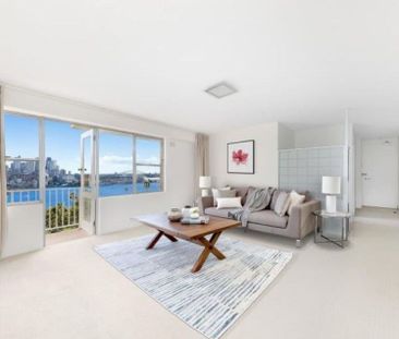 Beautifully Presented Two-Bedroom Apartment with Panoramic Views - Photo 5