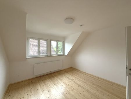 ERSTBEZUG - KOMPLETT RENOVIERTE DACHGESCHOSSWOHNUNG MIT PARKPLATZ UND GEMEINSCHAFTSGARTEN IN GFÖHL - Photo 3
