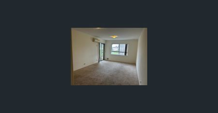 New carpets, three large bedrooms, air con throughout - Photo 5