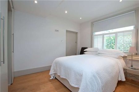 Bright two bedroom mews house with wood floors throughout, located off the Fulham Road - Photo 4