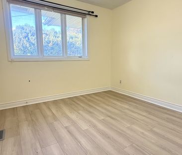 For Lease - 61 Parkside Drive Unit# A, Newmarket, Ontario - Photo 3