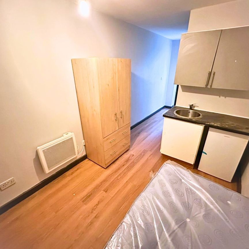 Studio Flat, Castillon Road, SE6 - Photo 1