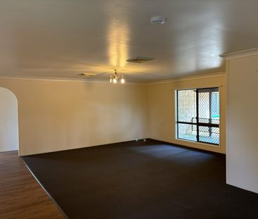 Large family home on acreage - Photo 2