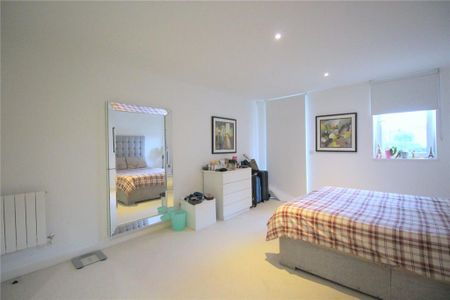 3 bedroom flat to rent - Photo 4