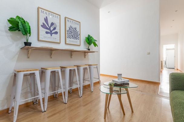 Room with a balcony in Redondilla Street - Photo 1