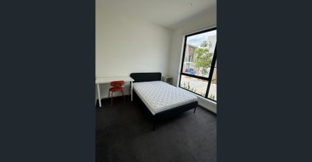 Fully Furnished 4 Bedrooms 3 Bathroom Townhouse - Photo 4