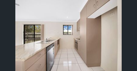 SPACIOUS FAMILY HOME WITH AIR CONDITONING - Photo 4