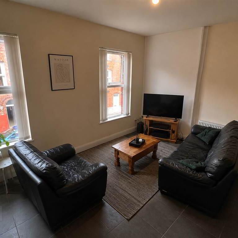 Flat 2, 4 Fitzroy Avenue, Belfast, BT7 1HW - Photo 1