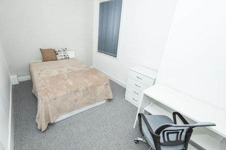 5 bedroom end of terrace house to rent - Photo 2