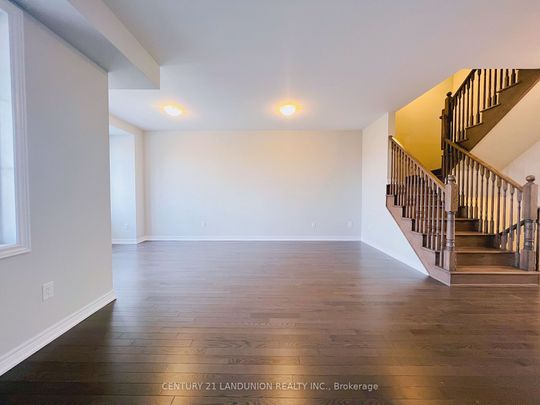 Townhouse For Lease | N8038376 - Photo 1