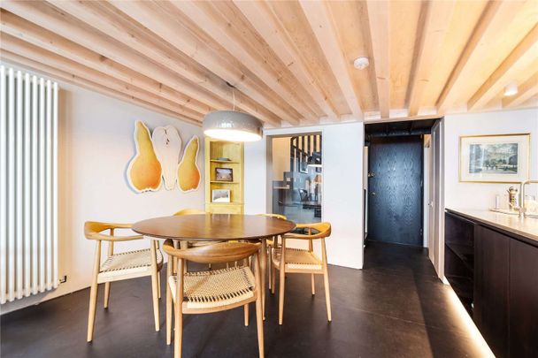 A spectacular 926sq ft one bedroom apartment in this exclusive converted commercial premises. - Photo 1