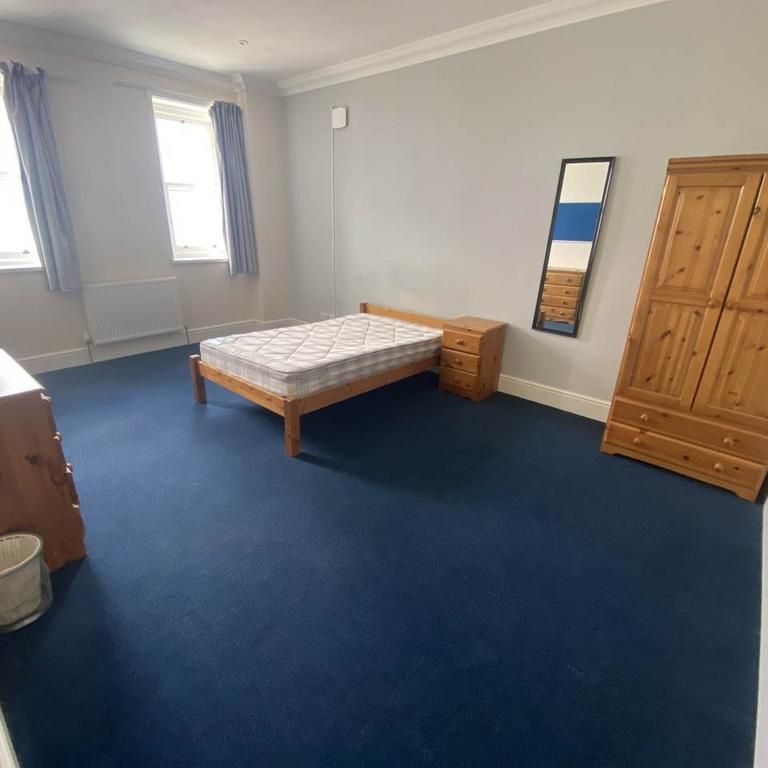 4 bedroom flat to rent - Photo 1