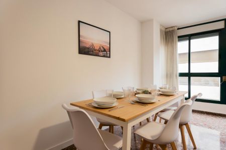 Spacious room with balcony in Valencia. - Photo 5