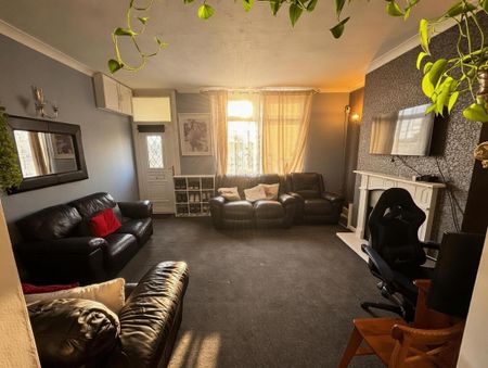 3 bedroom end of terrace house to rent - Photo 3