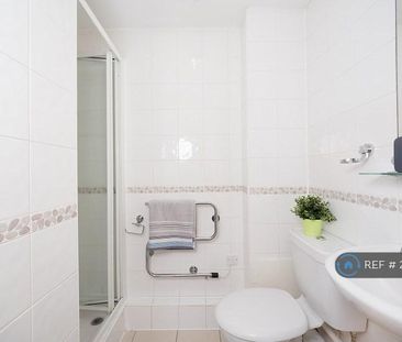 1 bedroom in a flat share to rent - Photo 5