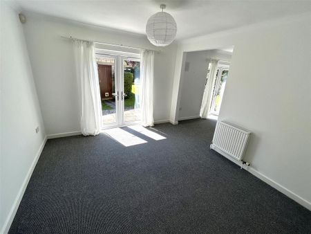 3 bedroom detached bungalow to rent - Photo 3