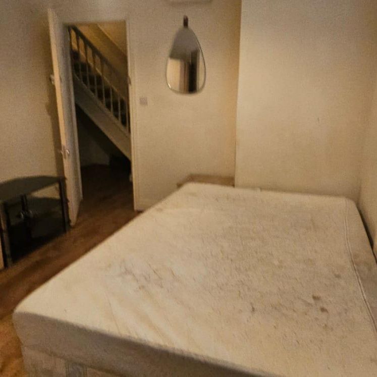 Sheffield Drive, Romford RM3, London - Photo 1