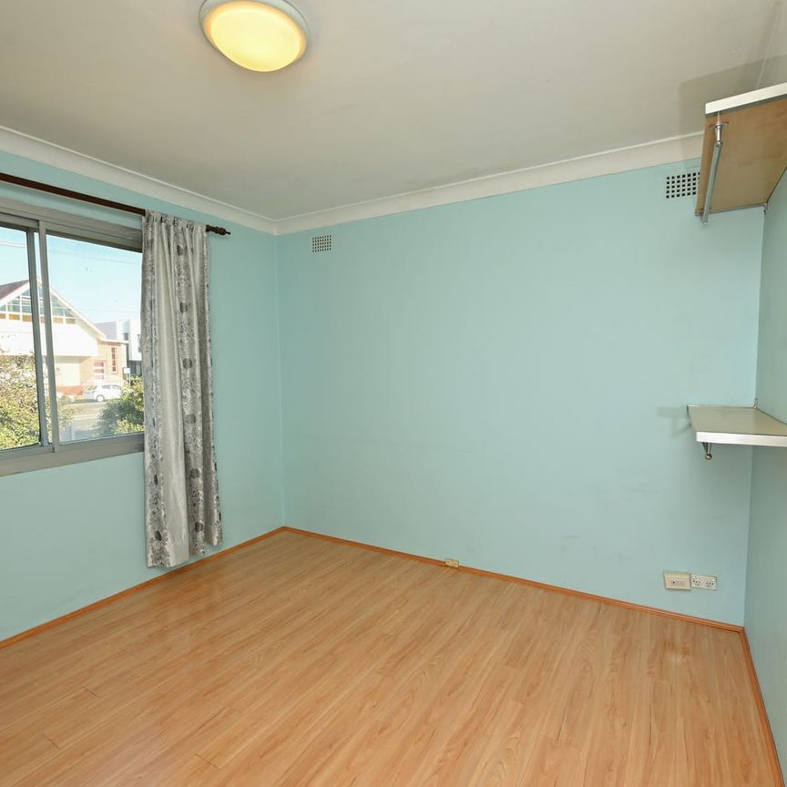 Spacious 3-Bedroom Unit with Lock-Up Garage in Convenient Eastwood Location - Photo 1