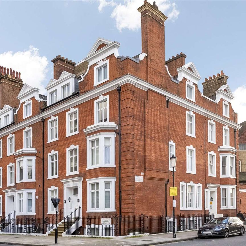 Perfectly located lateral two bedroom flat with two reception rooms in the heart of Knightsbridge boasting over 1,000sqft of living space. - Photo 1