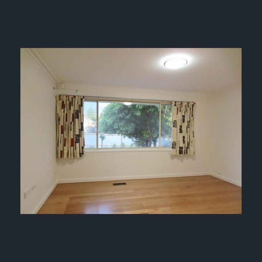 LIGHT FILLED 3 BEDROOM UNIT - LOCATED IN HEART OF MACLEOD - Photo 1