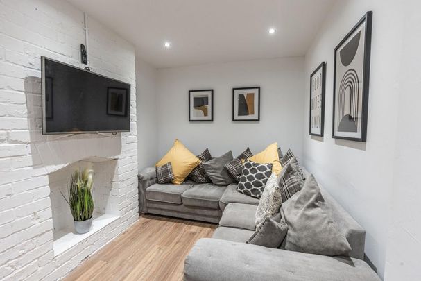 1 bedroom in a house share to rent - Photo 1