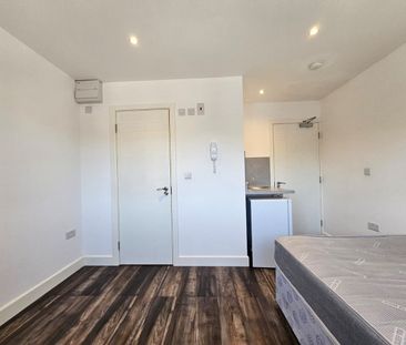 Studio Flat, Matthews Road, UB6 - Photo 3