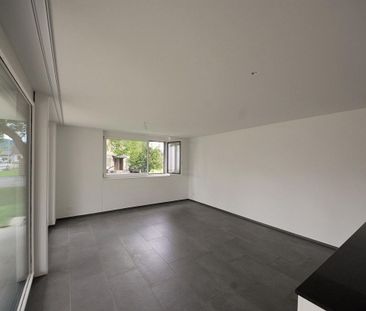 Modern apartment with large seating area - Photo 1