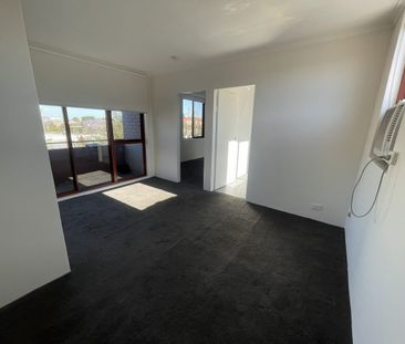 BRIGHT TOP FLOOR LOOKING OVER PRINCES PARK - Photo 5