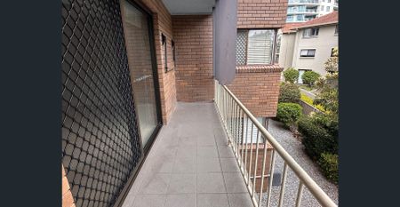 2 bedroom Prime Old Burleigh Road Location – Move In Today! - Photo 5