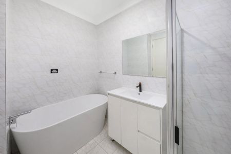 Grand Six Bedroom Luxury Duplex with Alfresco Entertaining & Multiple Living Zones - Photo 4