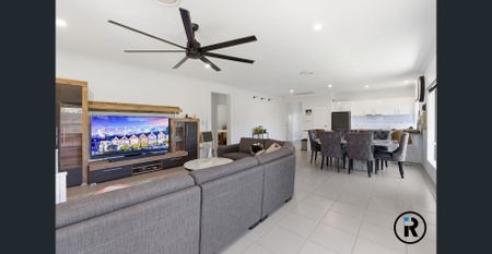 Modern Living in the Heart of Springfield Lakes, Stylish Family Home in The Promenade Precinct - Photo 2