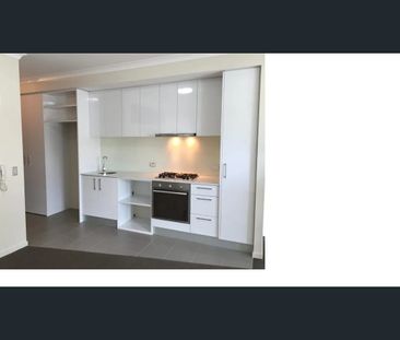 MODERN ONE BEDROOM APARTMENT IN PRIME LOCATION - Photo 2