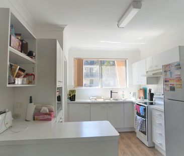 Renovated two bedroom unit walking To University, Shopping Centre, ... - Photo 5