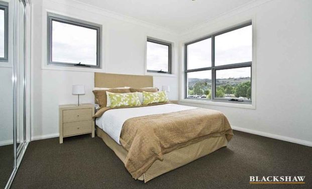 Charming Three bedroom Townhouse - Photo 1