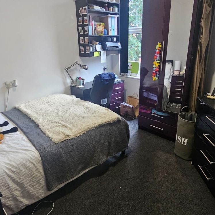 8 Bed - 11 Headingley Avenue, Headingley, Leeds - LS6 3ER - Student - Photo 1