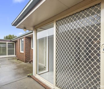 Light filled three bedroom residence in quiet location - Photo 4