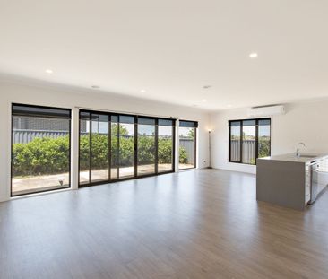 WELL PRESENTED 3 BEDROOM HOME WITH 2 SEPARATE LIVING AREAS - Photo 3