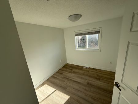 For Lease - 17 Hewitt Place, Barrie, Ontario - Photo 2