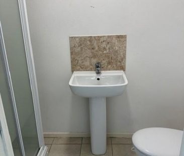 1 bedroom in a flat share to rent - Photo 5