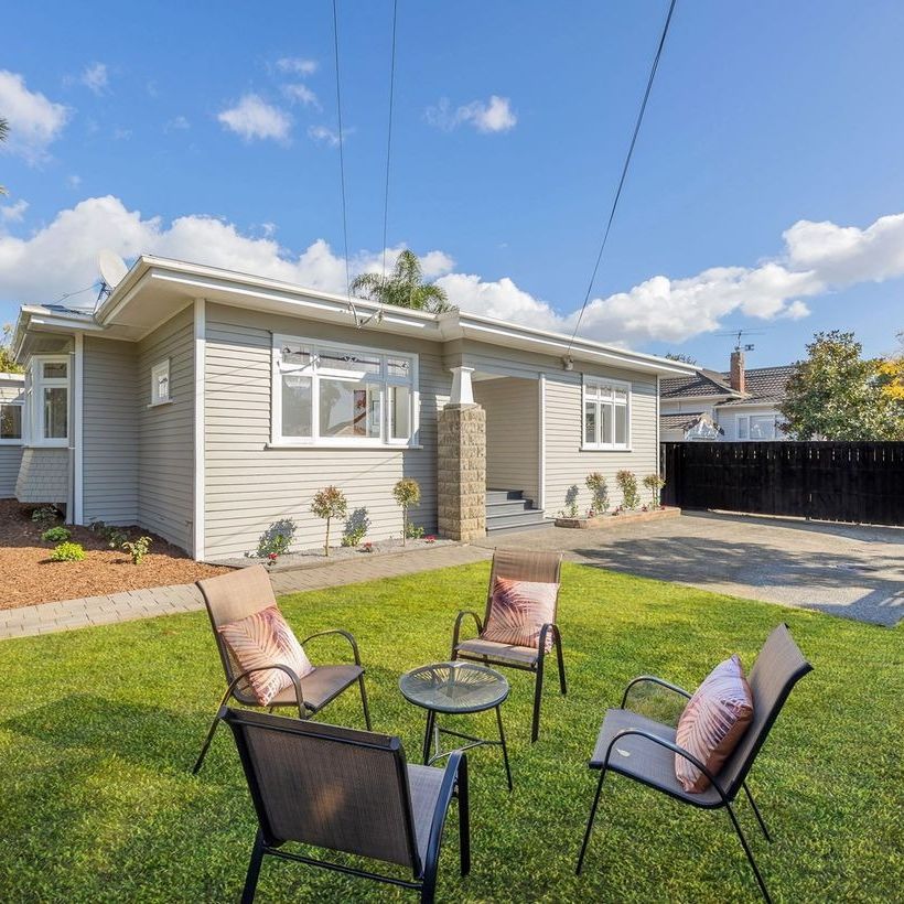 Sunny newly renovated 4 bedroom 2 bathroom family home - Photo 1